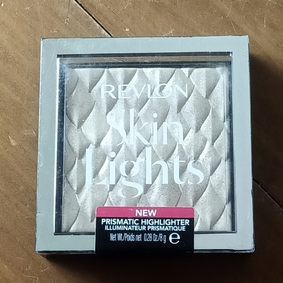 Revlon Other - Revlon Skin Lights Prismatic Highlighter, Daybreak Glimmer 201